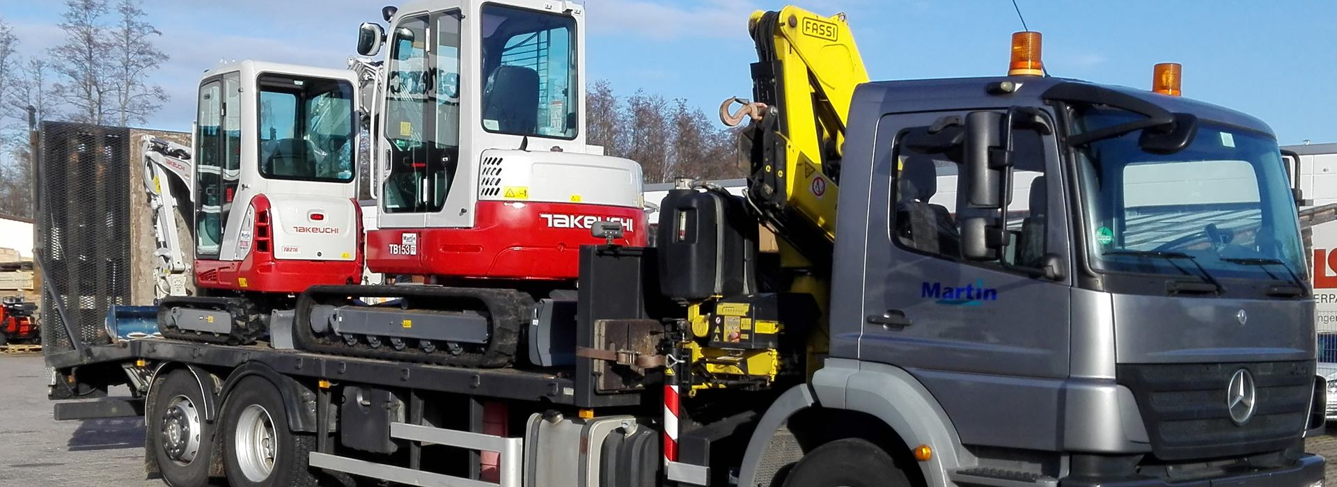 Baumaschinentransport-LKW mit 2 Takeuchi Minibagger beladen