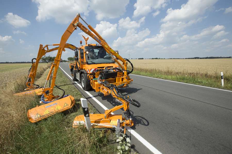 Auslegemähgerät Auslegemähgerät pflegt das Straßenbegleitgrün