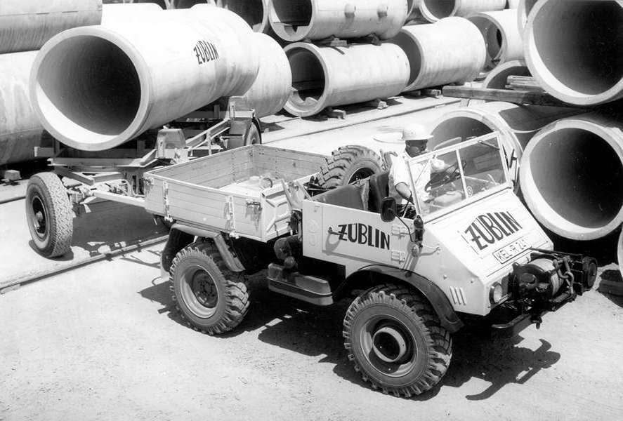 Unimog 411 Unimog 411 beim Rohrtransport