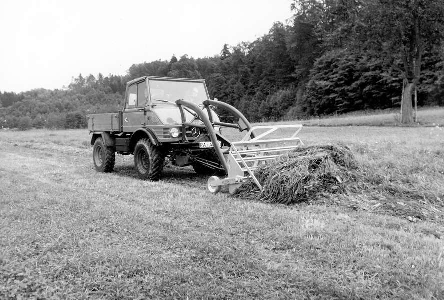Unimog 45 Unimog 45 mit Frontangebauten Grasrechen